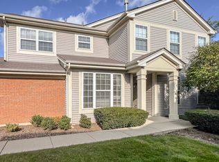 655 Creekside Cir, Gurnee, IL 60031