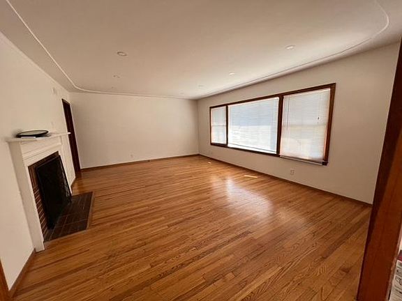 4th image of 735 College Ave