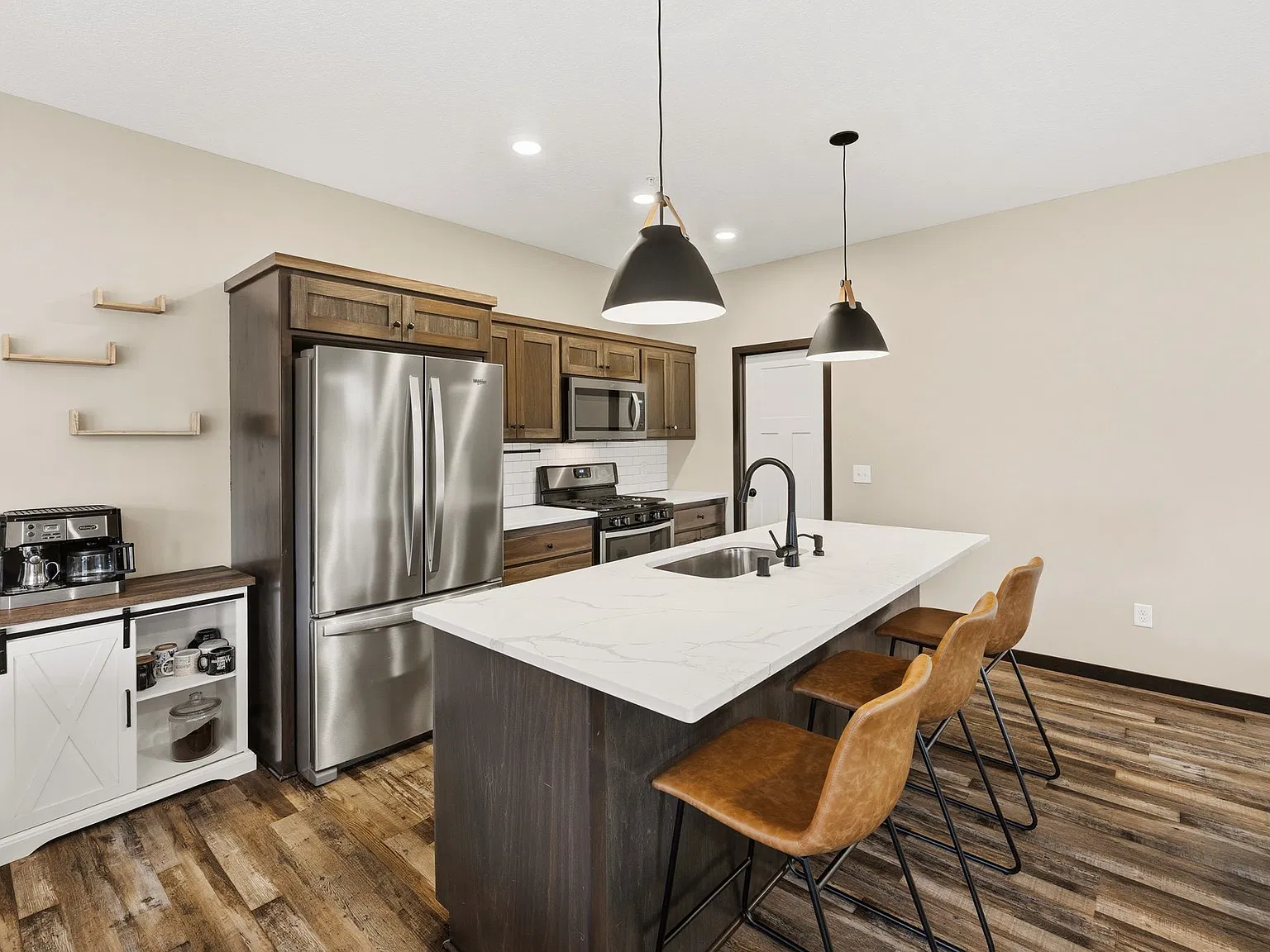 3 bed, 1620 sqft, $2,400 — Photo 1