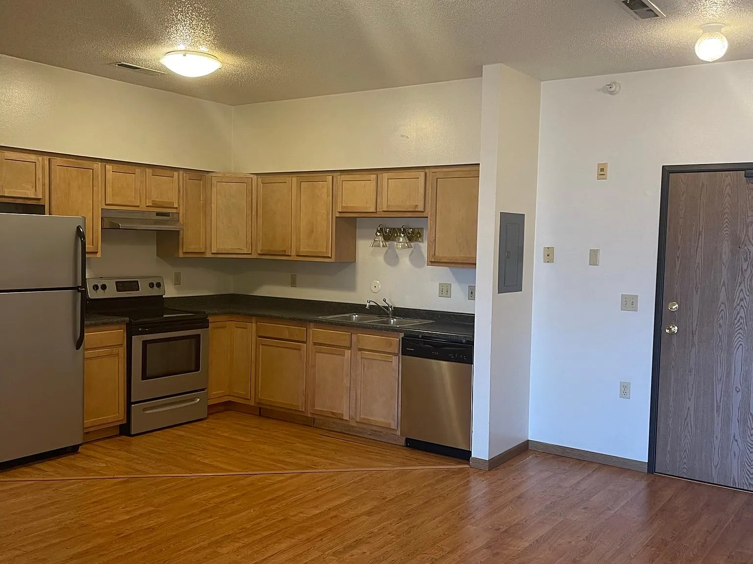 4 bed, 100 sqft, $2,610 — Photo 3