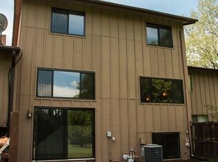 624 Forum Dr, Roselle, IL 60172