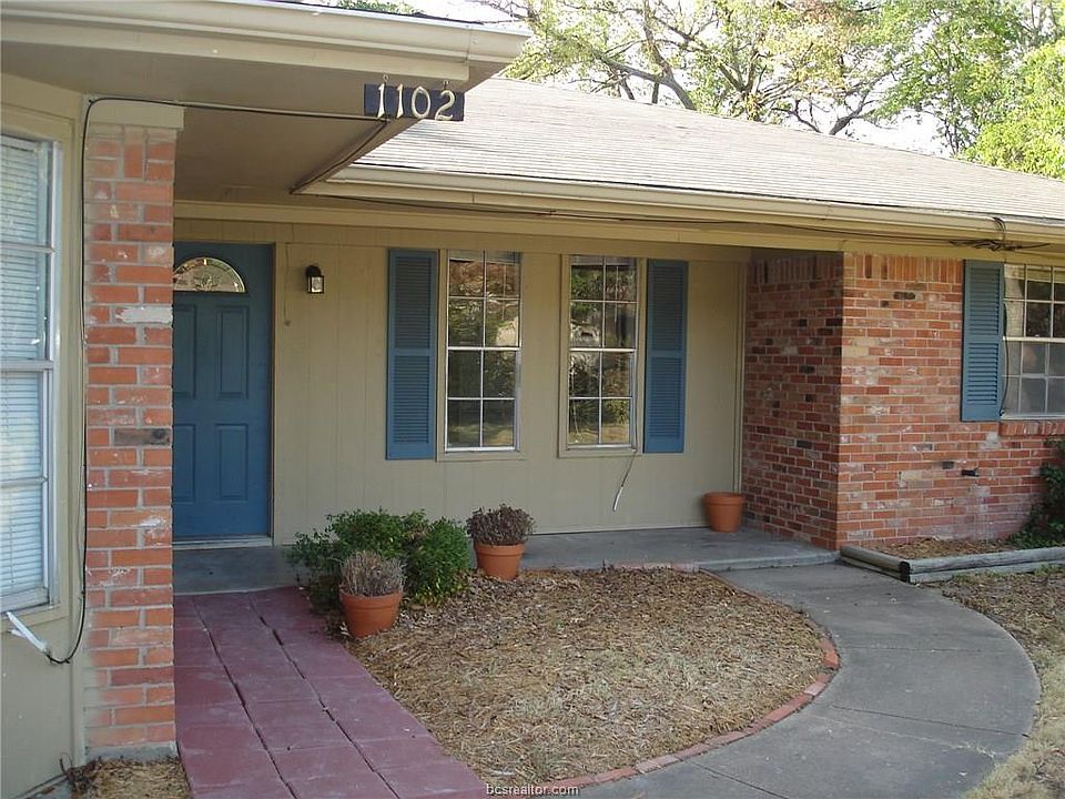1st image of 1102 Village Dr