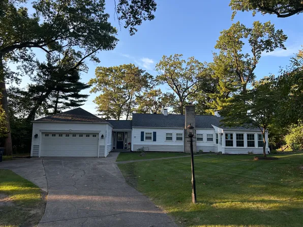 1725 Oak Park Dr, South Bend, IN 46617