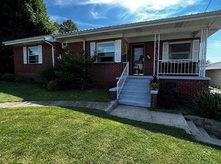 215 Woods Ave, Oak Hill, WV 25901
