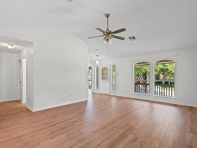 317 Bandstand Ln — Photo 9