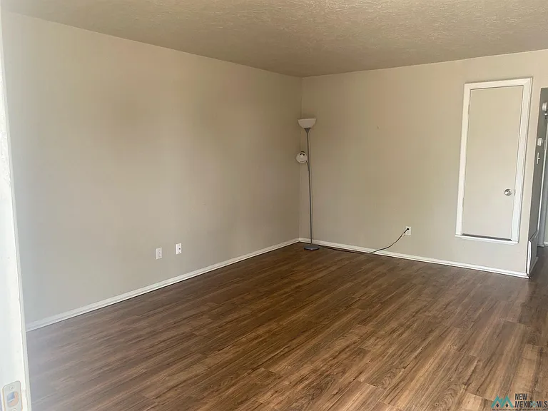 906 Bullock Ct — Photo 2