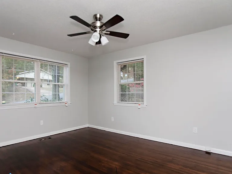 401 Valley View Dr — Photo 7
