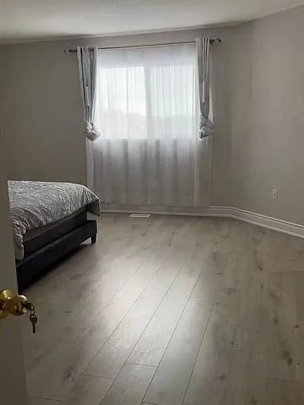 545 Menczel Cres #UPPER — Photo 19