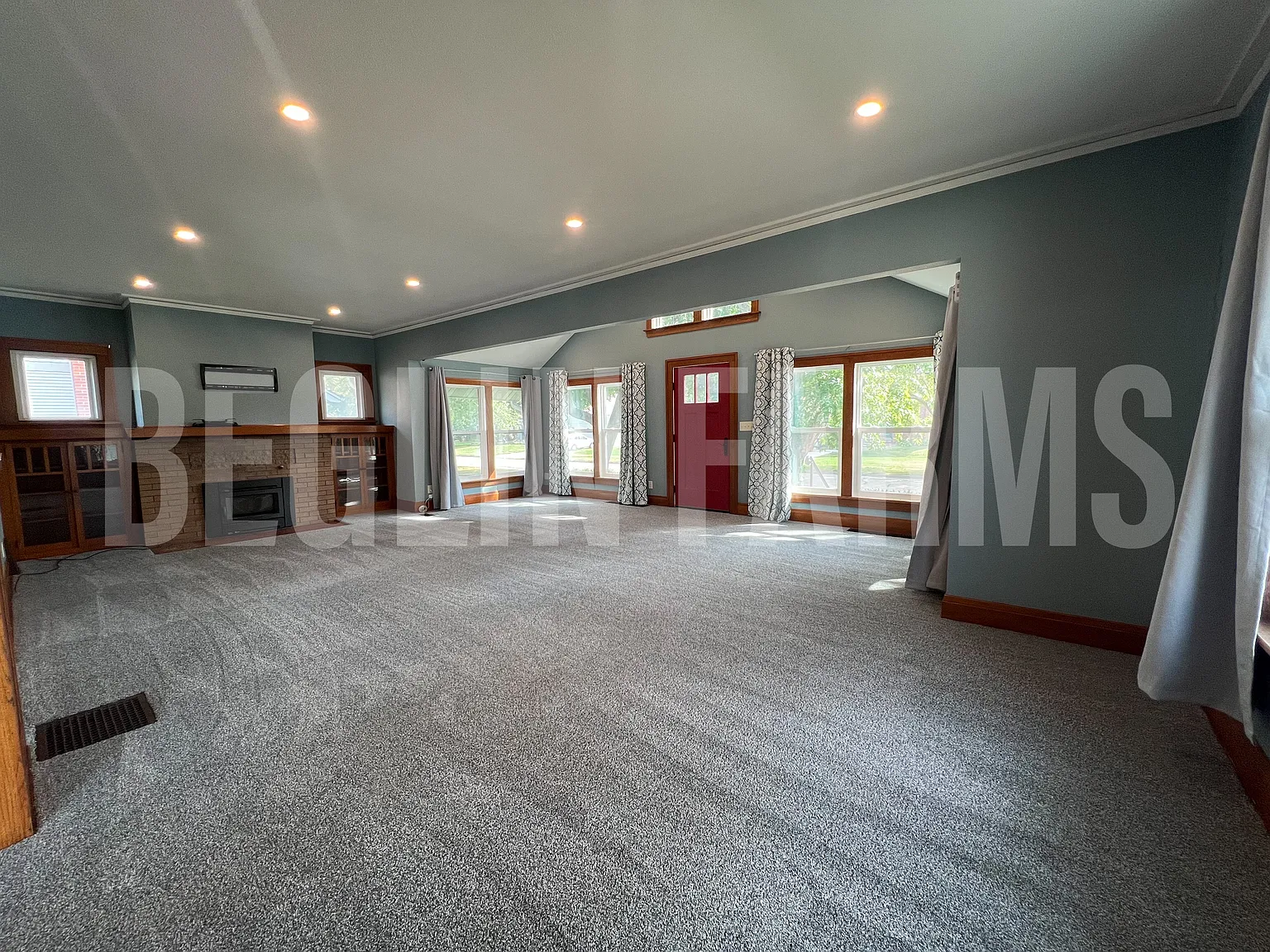 4 bed, 2055 sqft, $2,300 — Photo 2