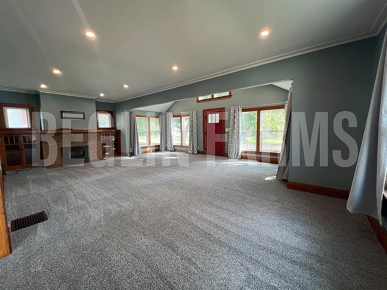 222 SW Logan St — Photo 2
