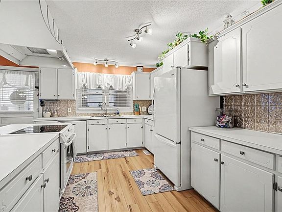 3rd image of 10648 Cherry Grove Rd