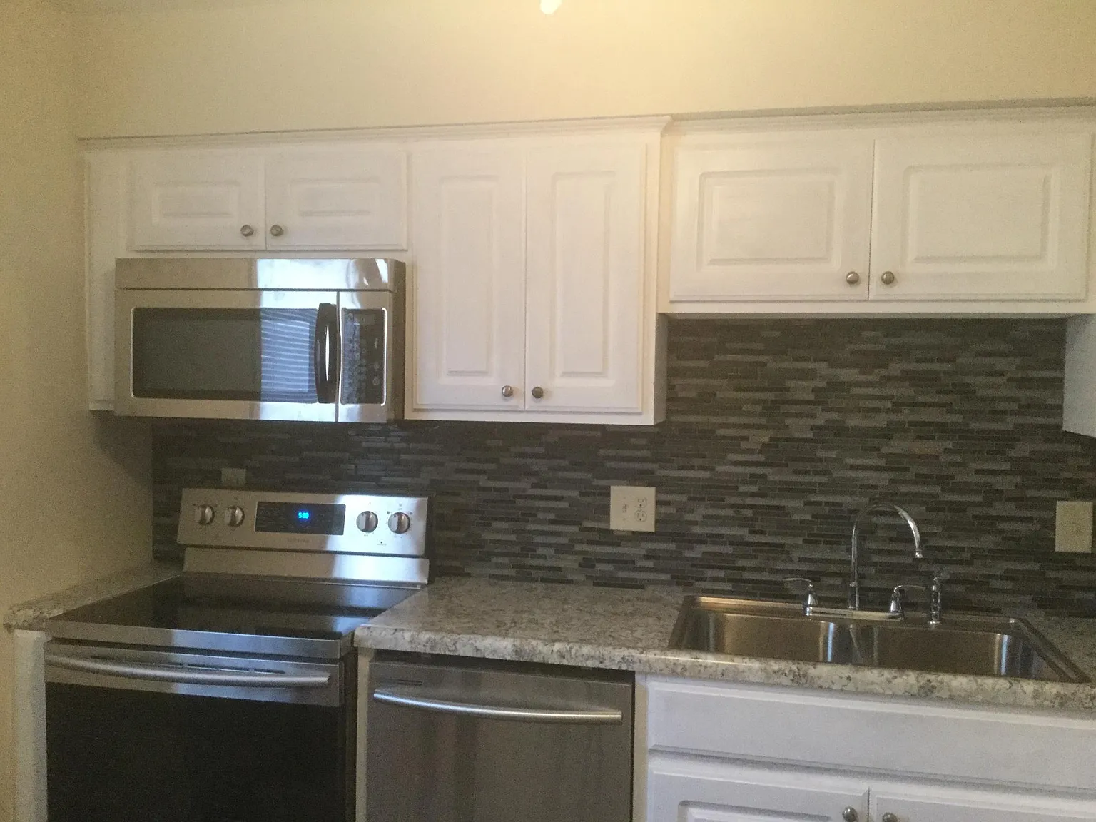 2 bed, 1.5 bath, 992 sqft, $1,300 — Photo 3