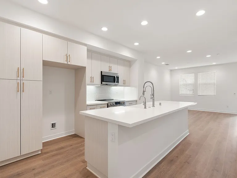 138 S Gardenia — Photo 1