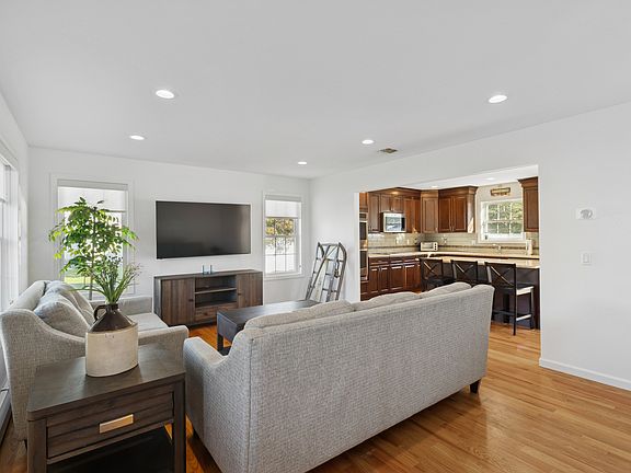 4th image of 16 Mastro Ct