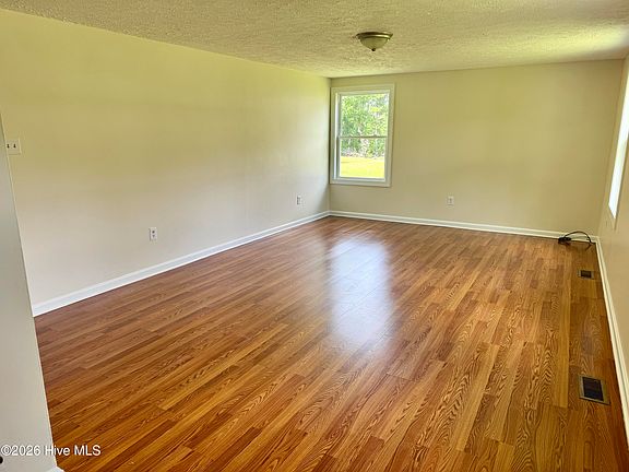 4th image of 133 Riverside Drive