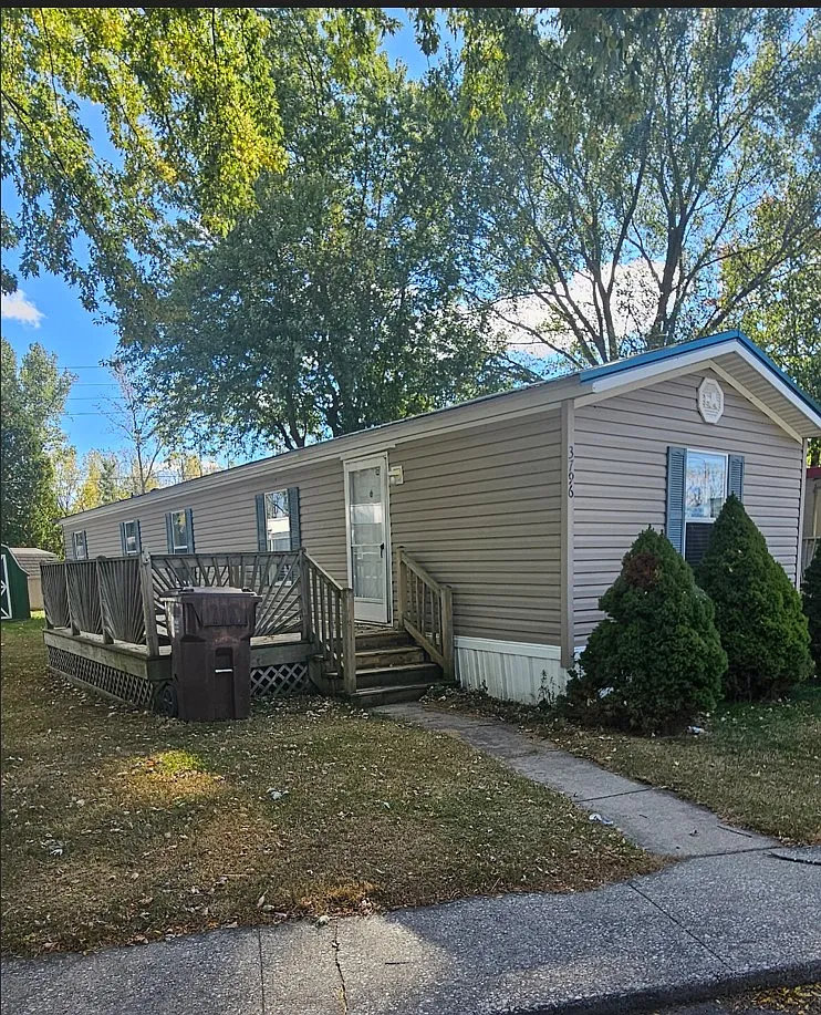 3 bed, 950 sqft, $900 — Photo 1