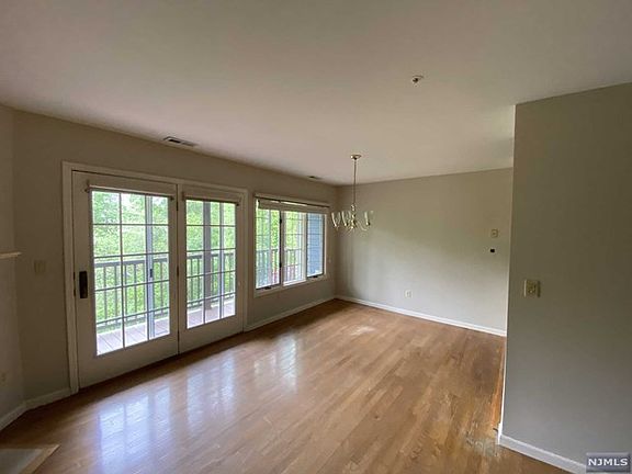 4th image of 321 Cambridge Dr