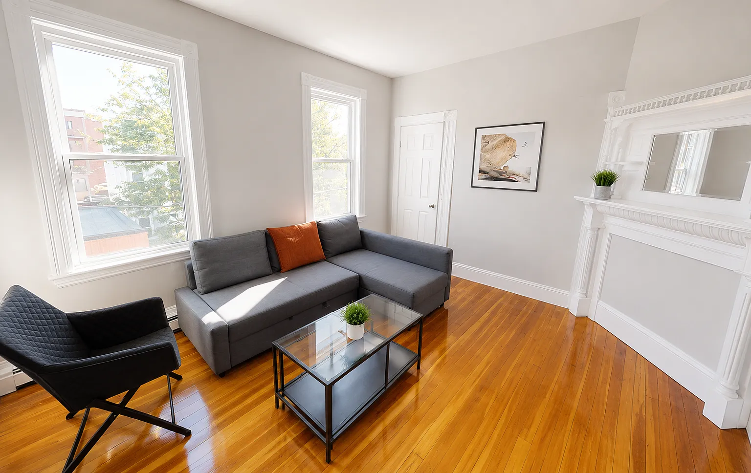3 bed, 1.0 bath, 775 sqft, $4,400 — Photo 2