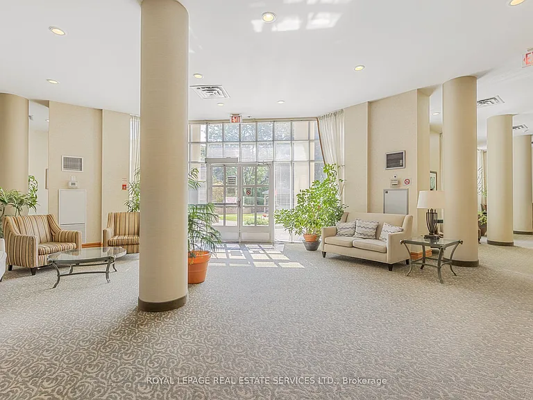 11 Thorncliffe Park Dr #607 — Photo 12