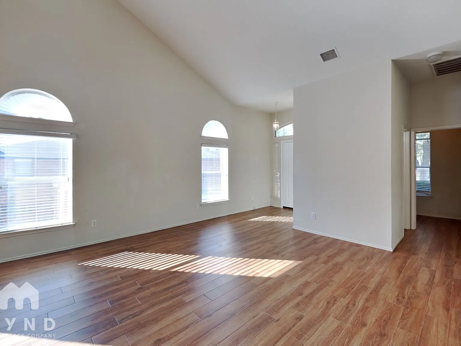 3 bed, 2.5 bath, 1745 sqft, $2,165 — Photo 2