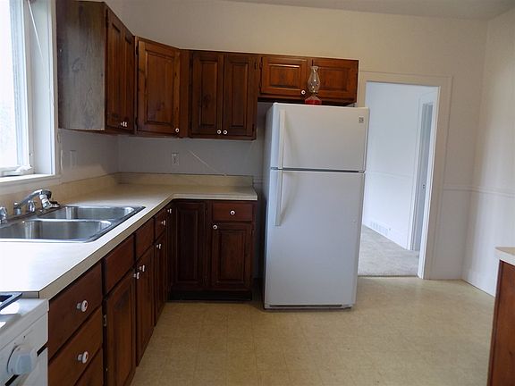 4th image of 46 Currey Ave