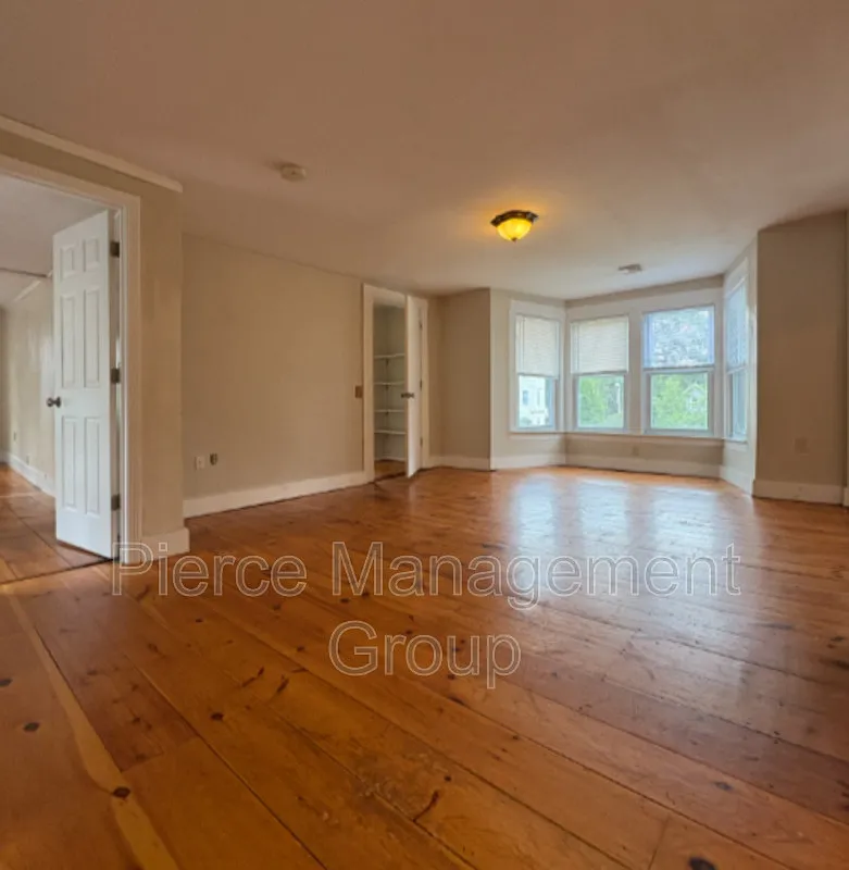 3 bed, 1.0 bath, 1173 sqft, $2,400 — Photo 4