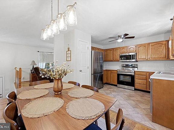 5th image of 389 W Duck St