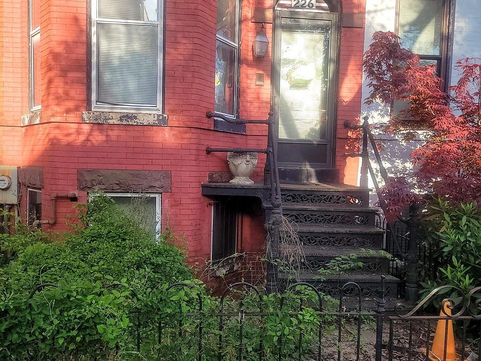 2nd image of 226 10th St SE