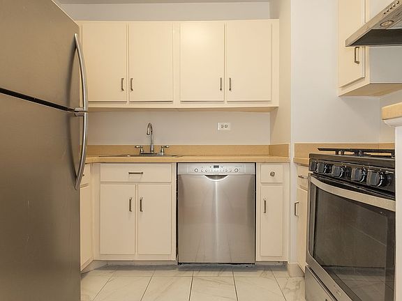 5th image of 220 Manhattan Ave APT 4L