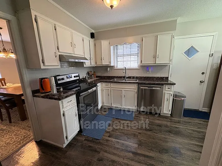 4409 Roxbury Dr — Photo 8