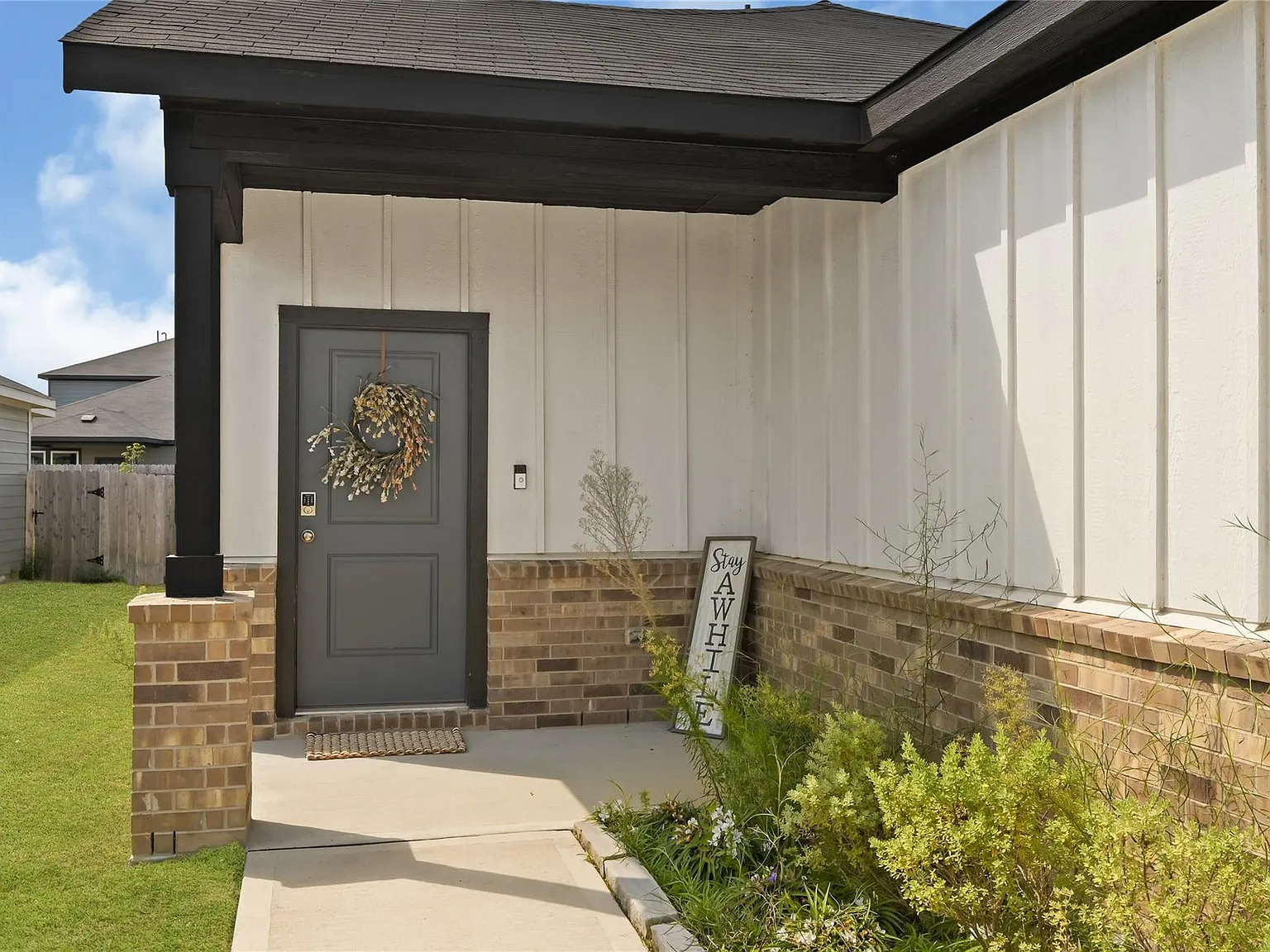 3 bed, 2.0 bath, 1444 sqft, $2,160 — Photo 3