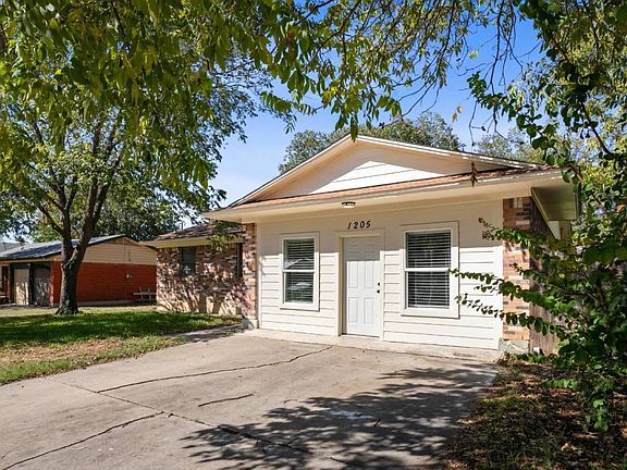 3rd image of 1205 Pine Dr