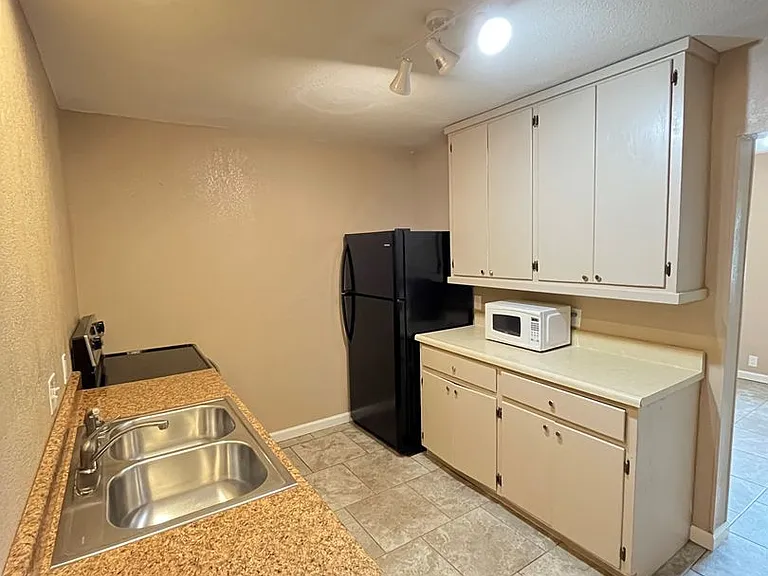 1848 E Rolling Hills Dr — Photo 3