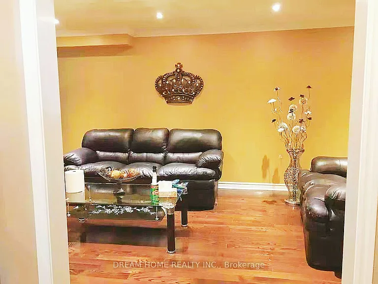 67 Cornell Cres — Photo 2