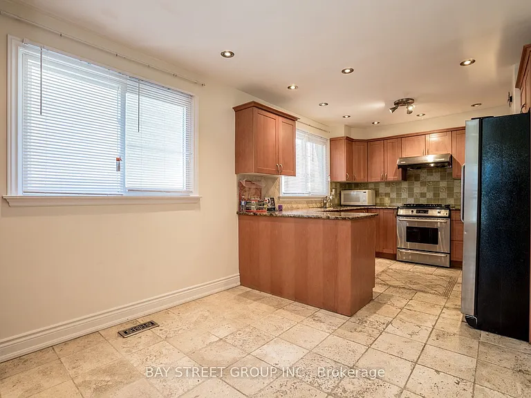 38 Foursome Cres — Photo 2