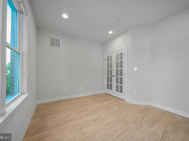 1121 S Lincoln St — Photo 56