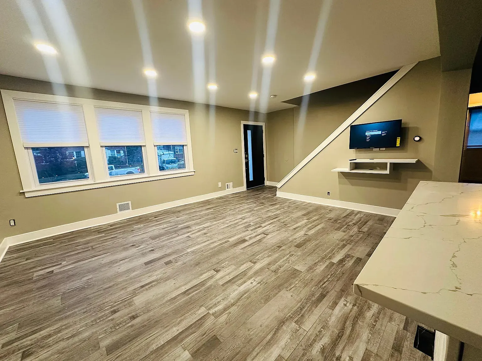 5 bed, 150 sqft, $6,500 — Photo 3