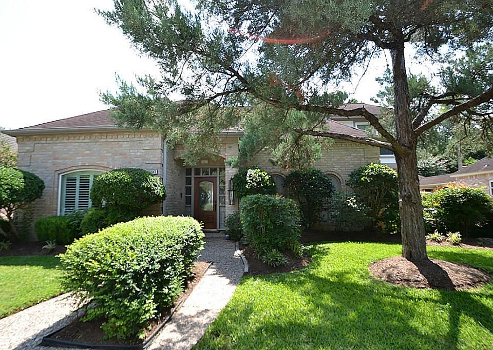 This beautiful custom built home is located in the quiet neighborhood of Barker's Landing in the Ene