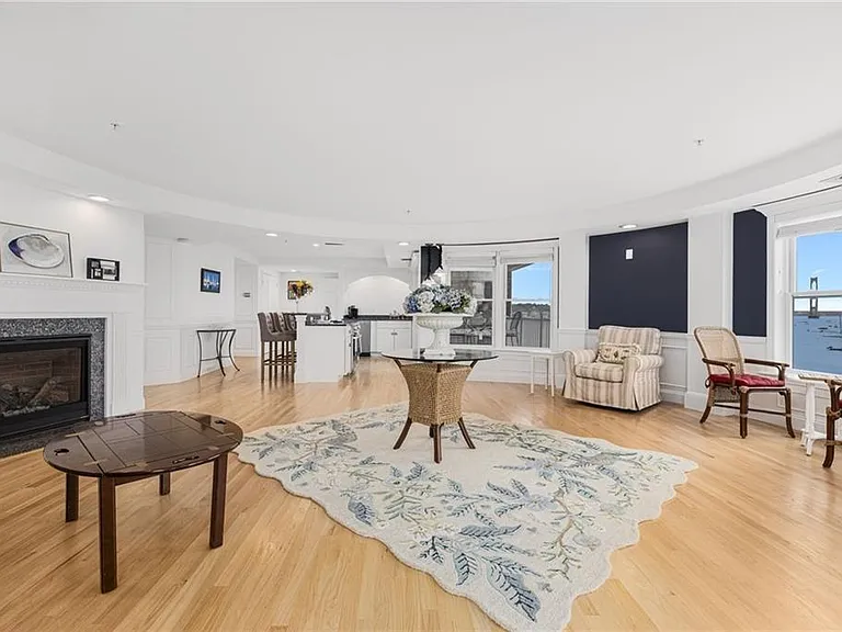 53 Conanicus Ave #3A — Photo 7