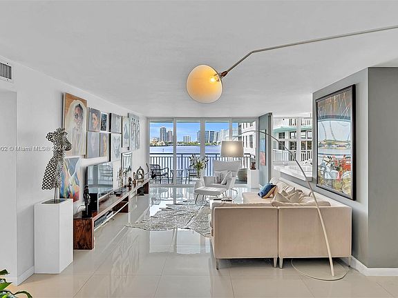 3rd image of 301 174th St APT 501