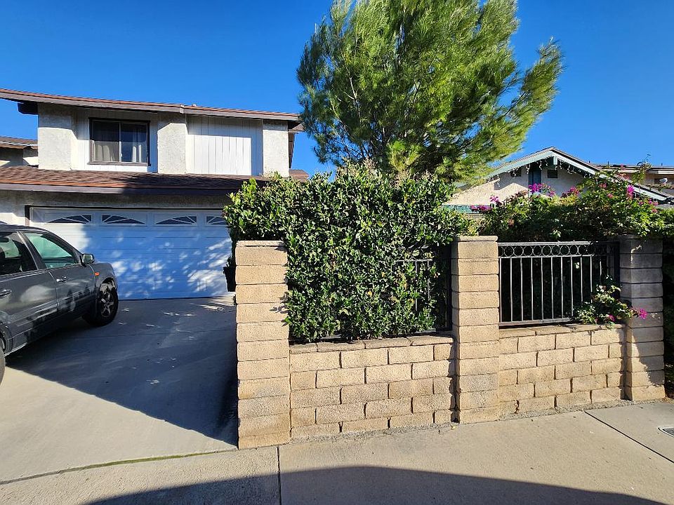 Facade of the house. It has a metal fence.