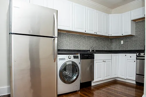 2129 N Dayton St #203 Photo 1