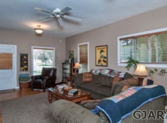 Living Room/Entry