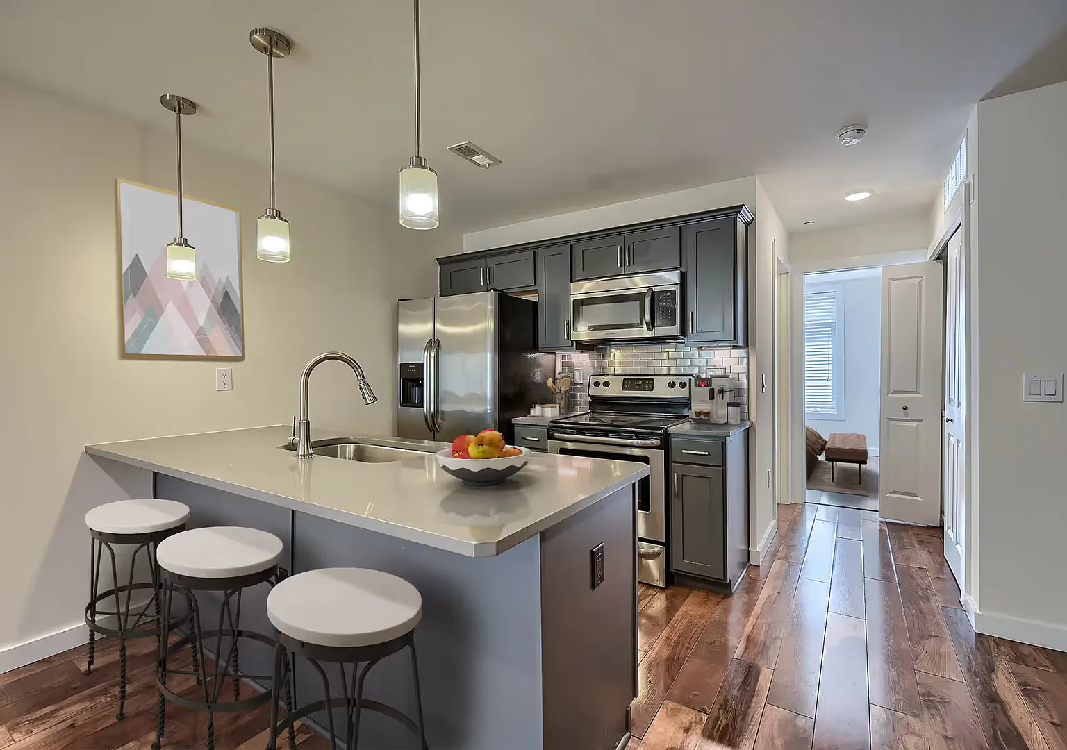 Bright 2 Bed / 2 Bath with On Site Reserved Parking Option — Photo 4