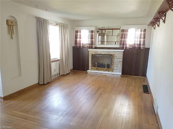 5th image of 240 E 45th St