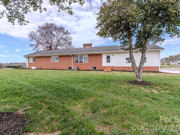 3rd image of 1217 Daniels Rd