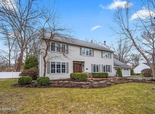 35 Axbridge Ln, Delmar, NY 12054