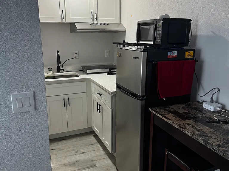 677 Orchid Dr #B — Photo 2