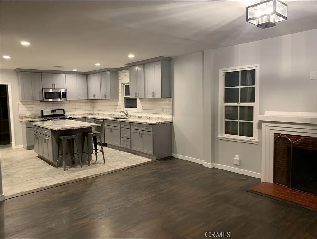 4 bed, 2100 sqft, $4,950 — Photo 2