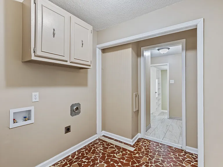 1689 Clementine Rd — Photo 14